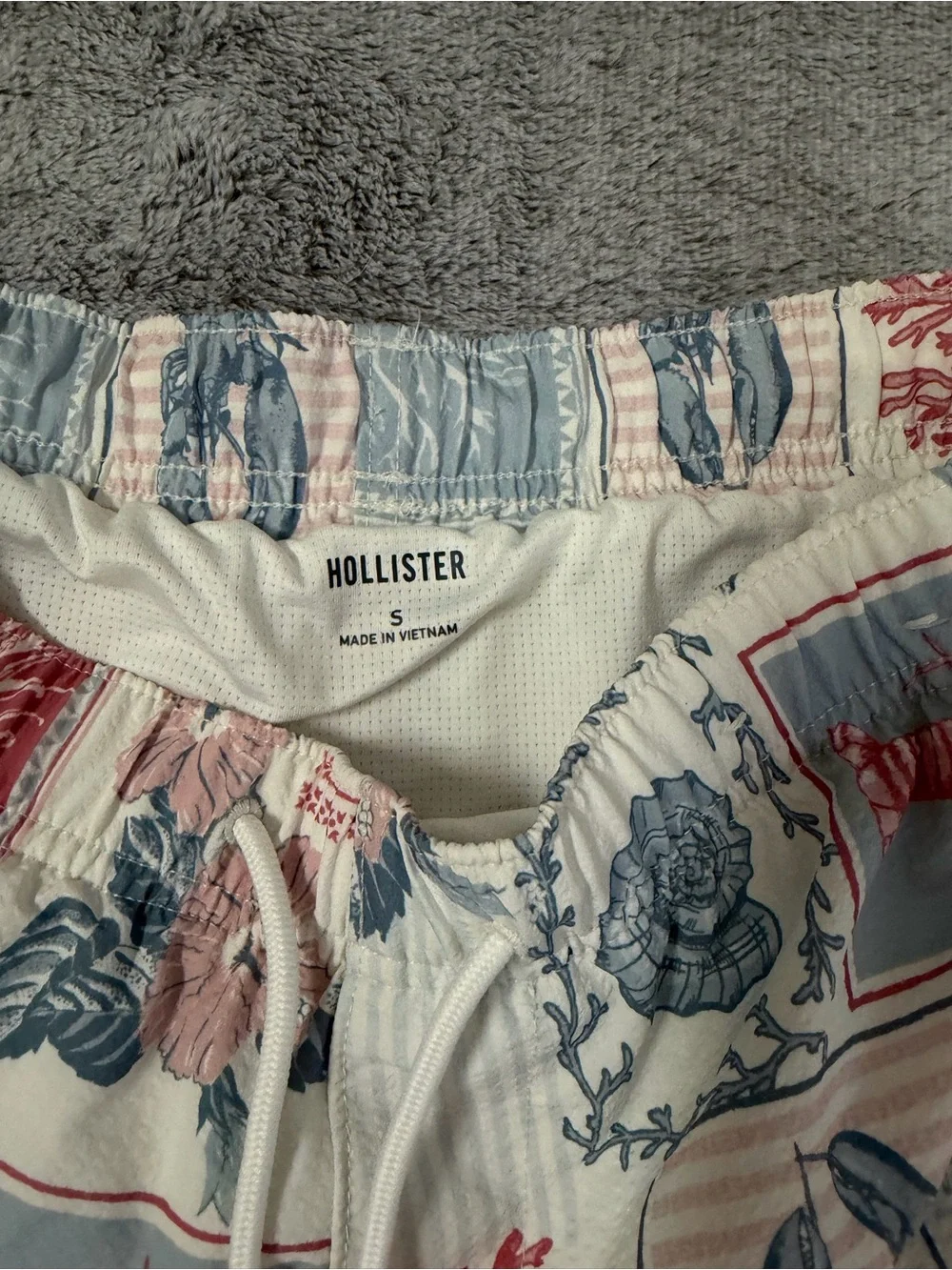 Hollister Men's size small Cream Floral & Coastal Print Swim Shorts